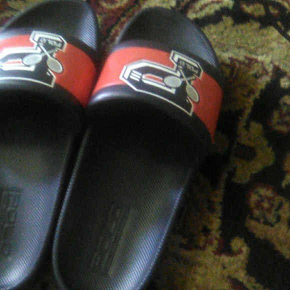 Tennis shoes